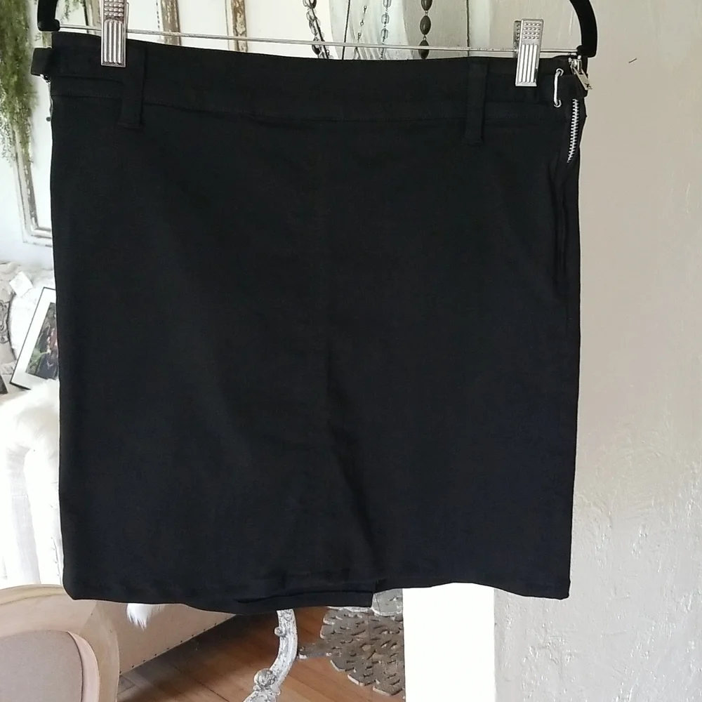 Tripp buckle backed skirt - Picture 2 of 6